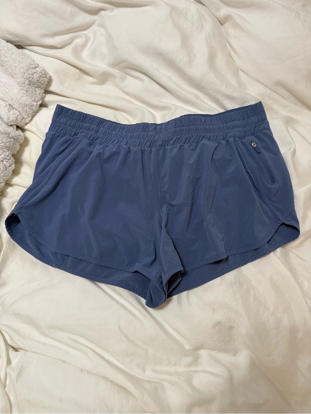 Lululemon track that mid rise shorts